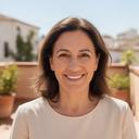 Madre de una familia de Úbeda sonriendo en una terraza luminosa